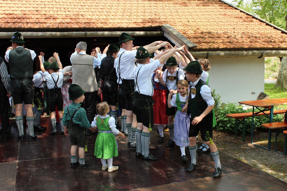 Familien-Volkstanz