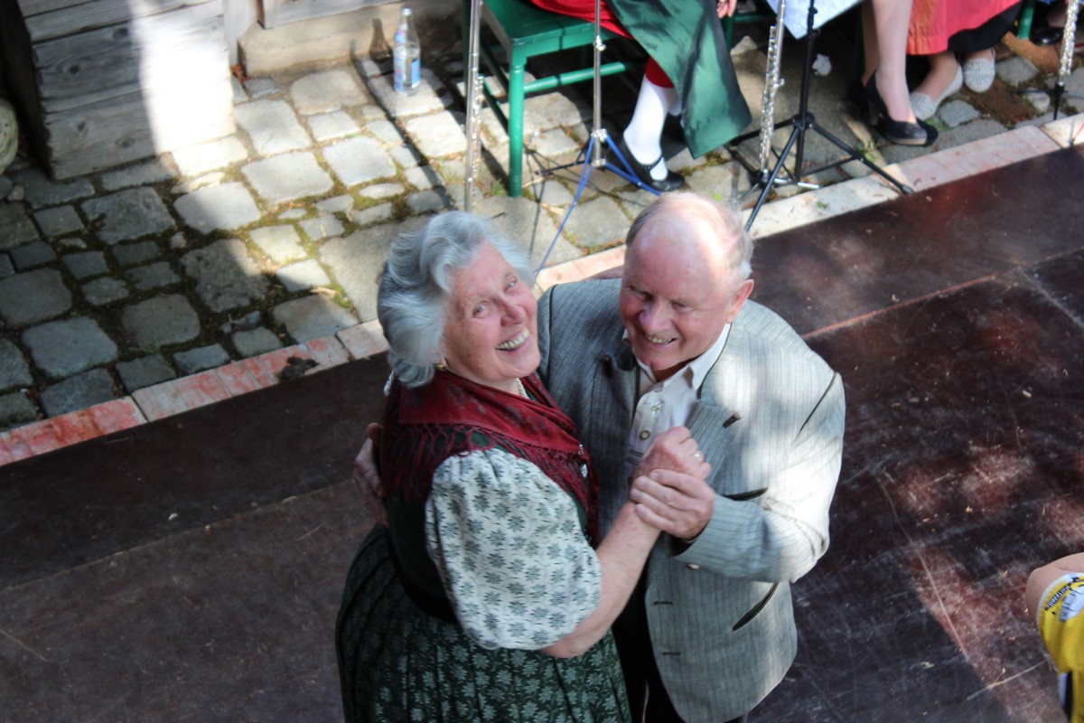 Familien-Volkstanz