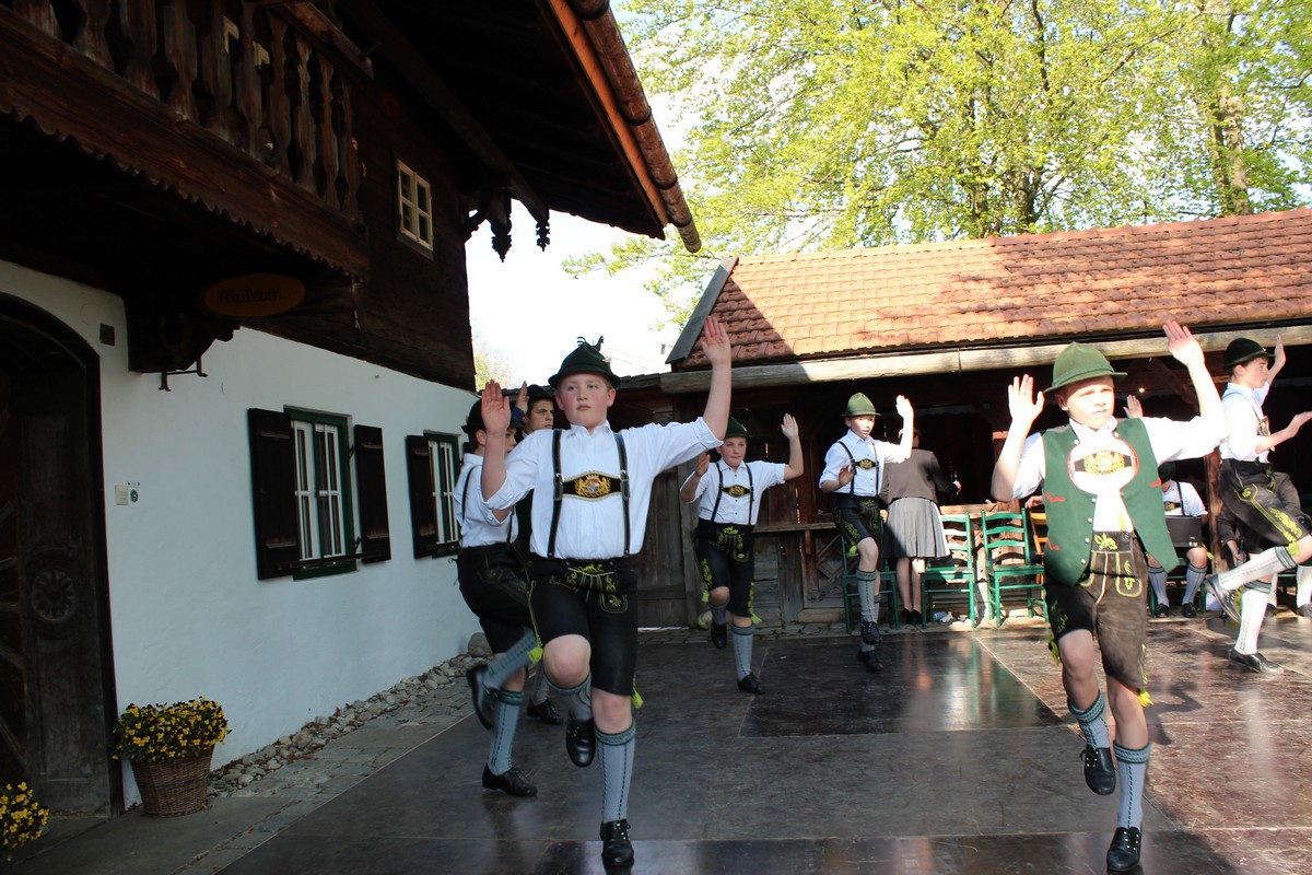 Familien-Volkstanz
