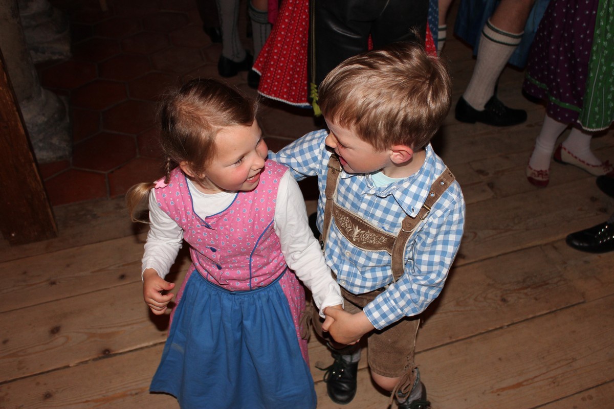 Familien-Volkstanz