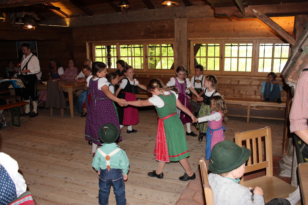Familien-Volkstanz