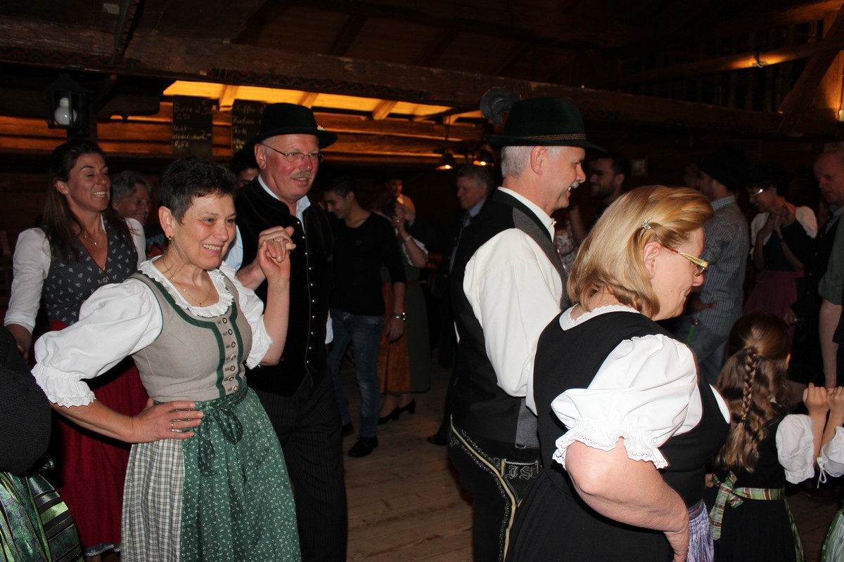 Familien-Volkstanz
