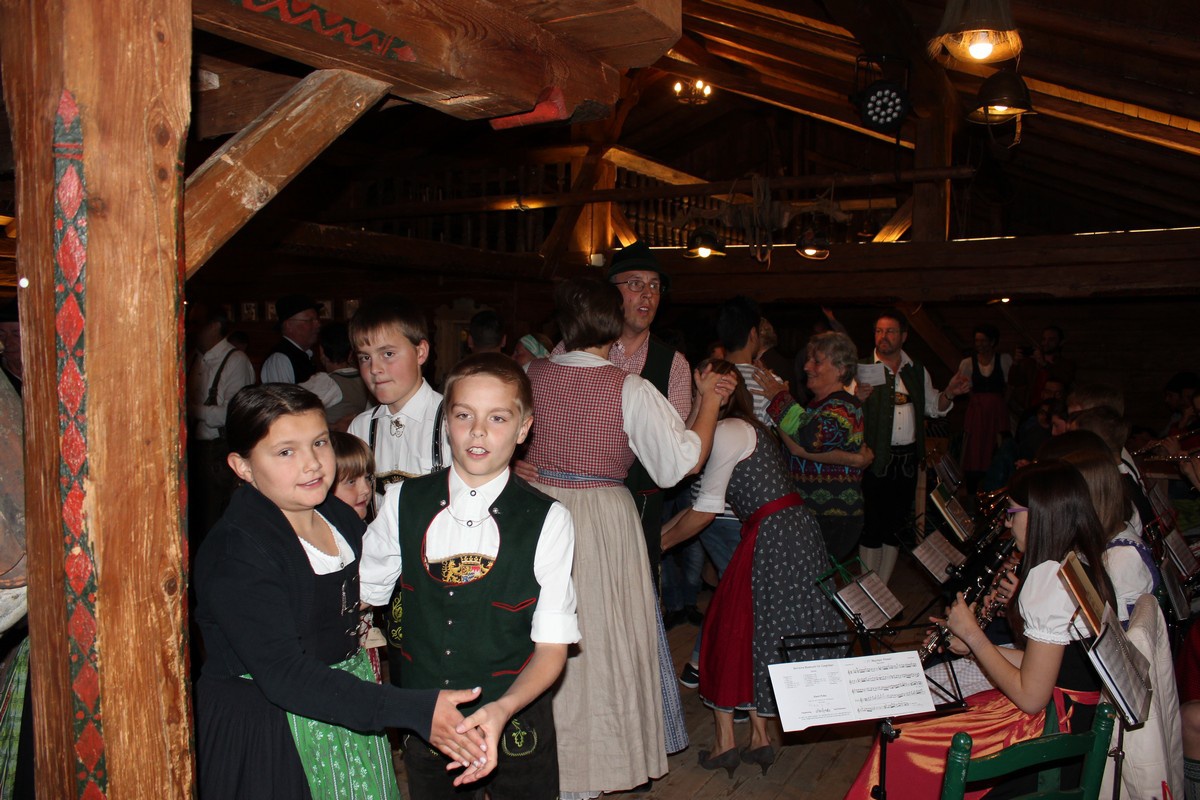 Familien-Volkstanz