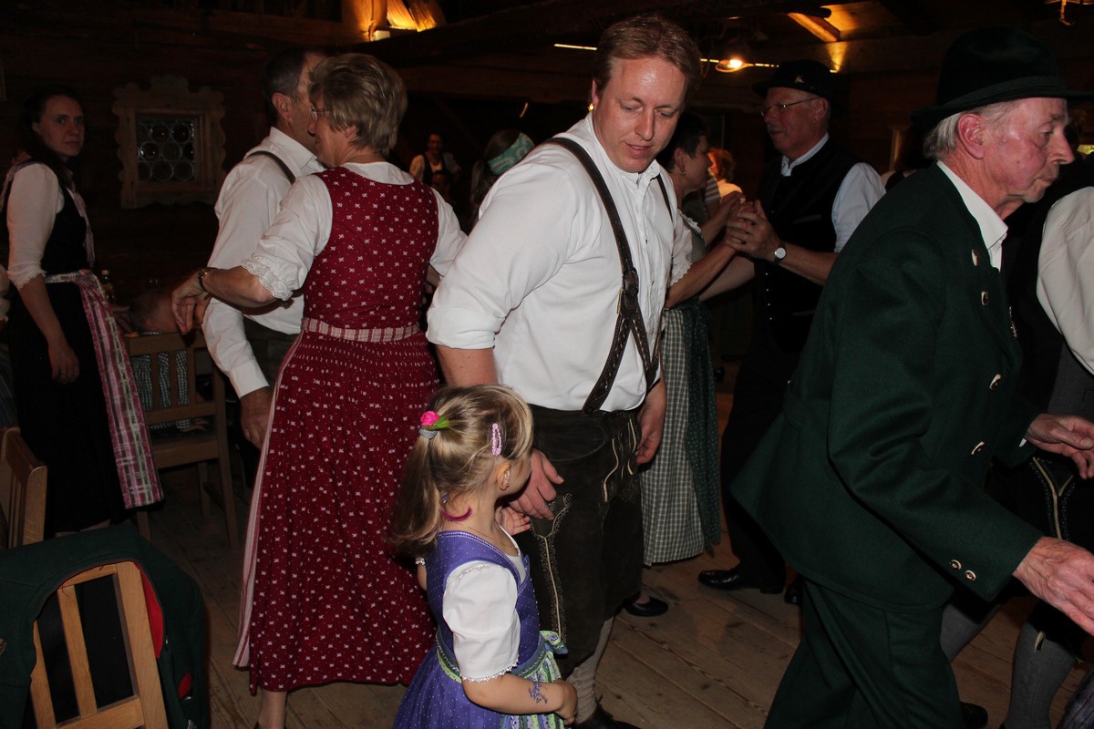 Familien-Volkstanz