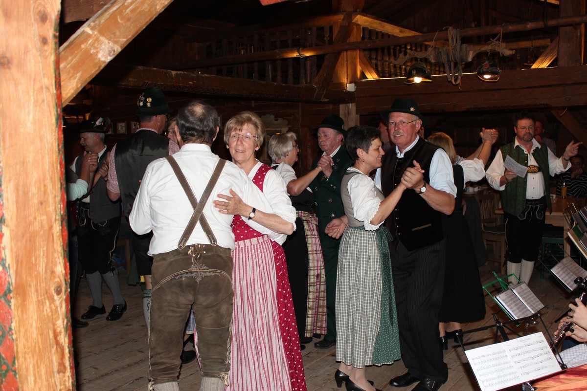 Familien-Volkstanz