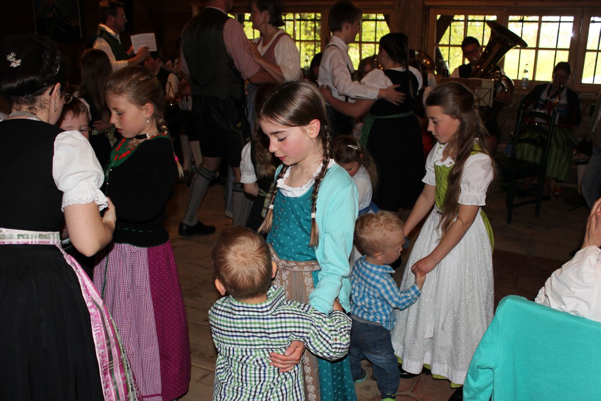 Familien-Volkstanz