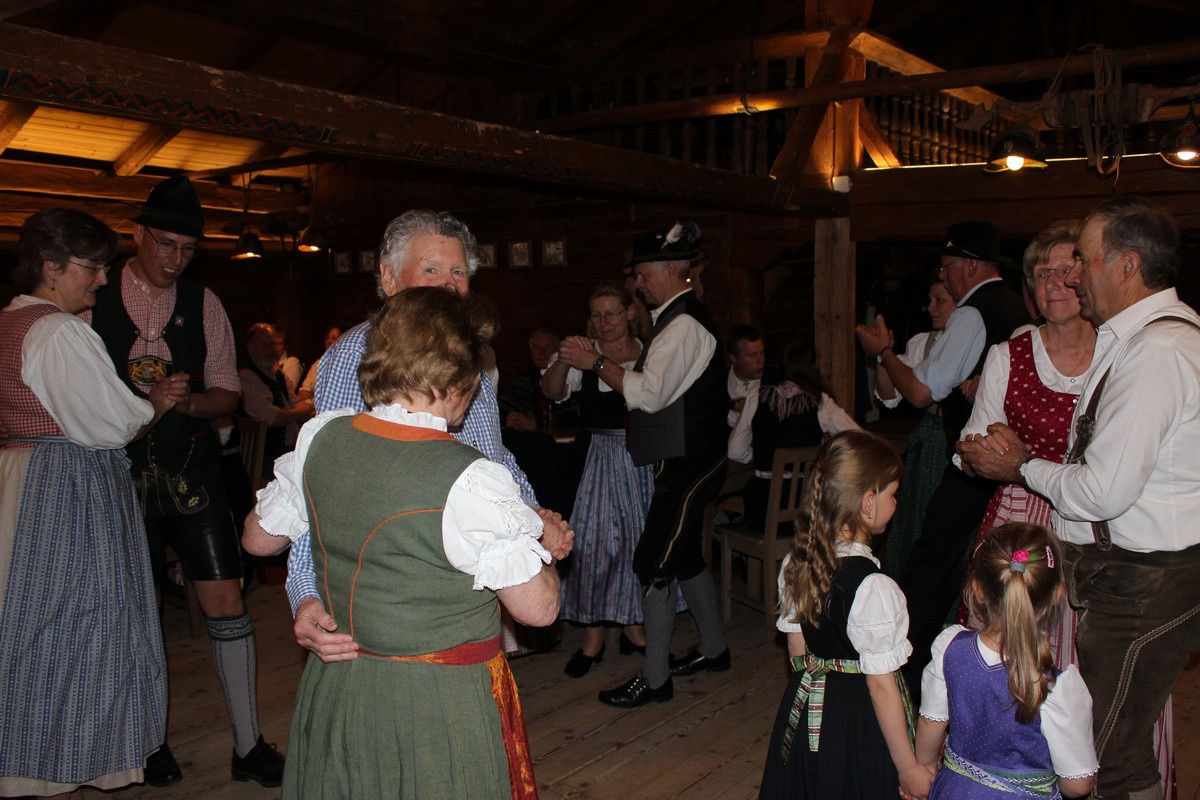 Familien-Volkstanz